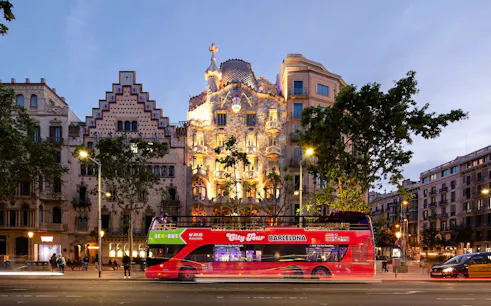 Barcelona city tour bus passing Casa Batlló at Christmas.