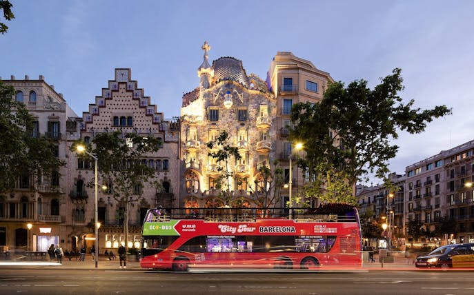 Barcelona city tour bus passing Casa Batlló at Christmas.