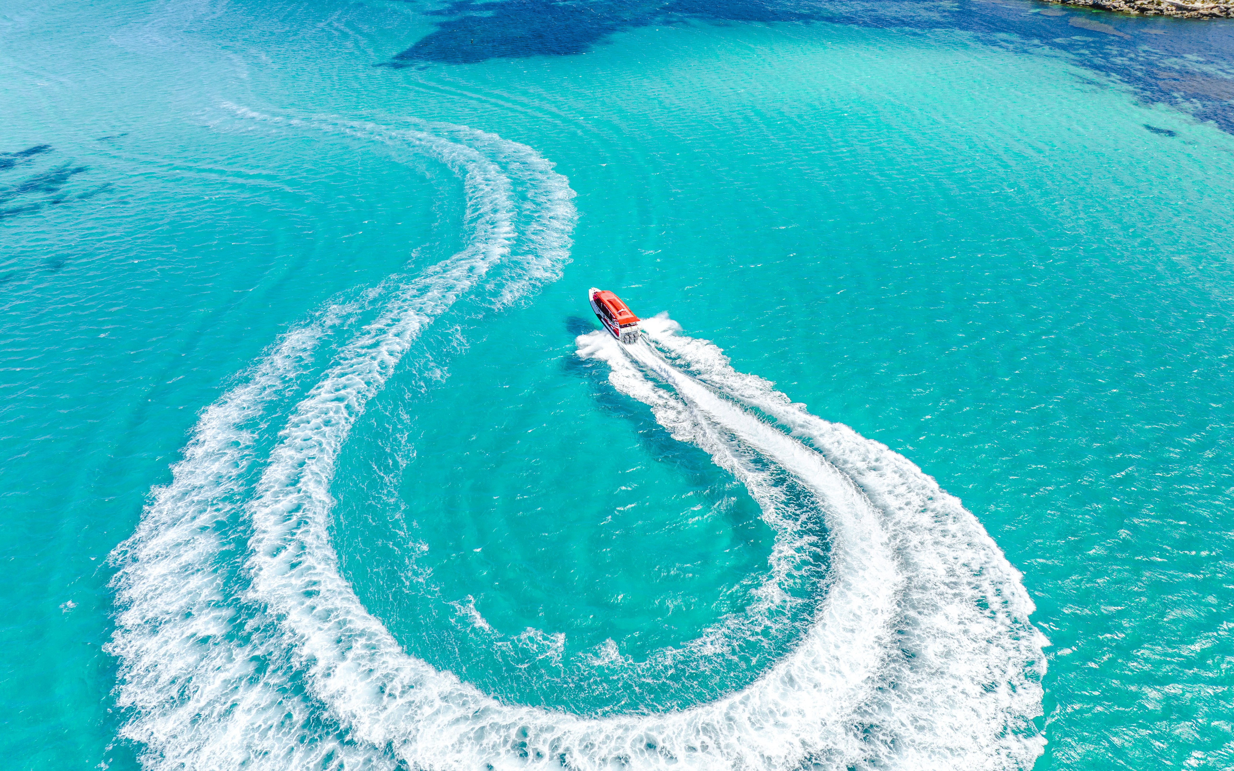 Snorkel tour boat cruising in turquoise waters near Perth/Fremantle.
