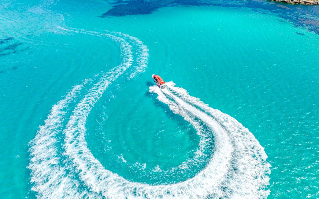 Snorkel tour boat cruising in turquoise waters near Perth/Fremantle.