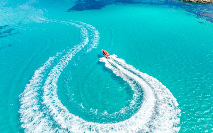 Snorkel tour boat cruising in turquoise waters near Perth/Fremantle.