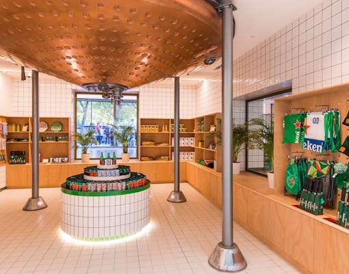 L'interno di un negozio con numerosi prodotti a marchio Heineken