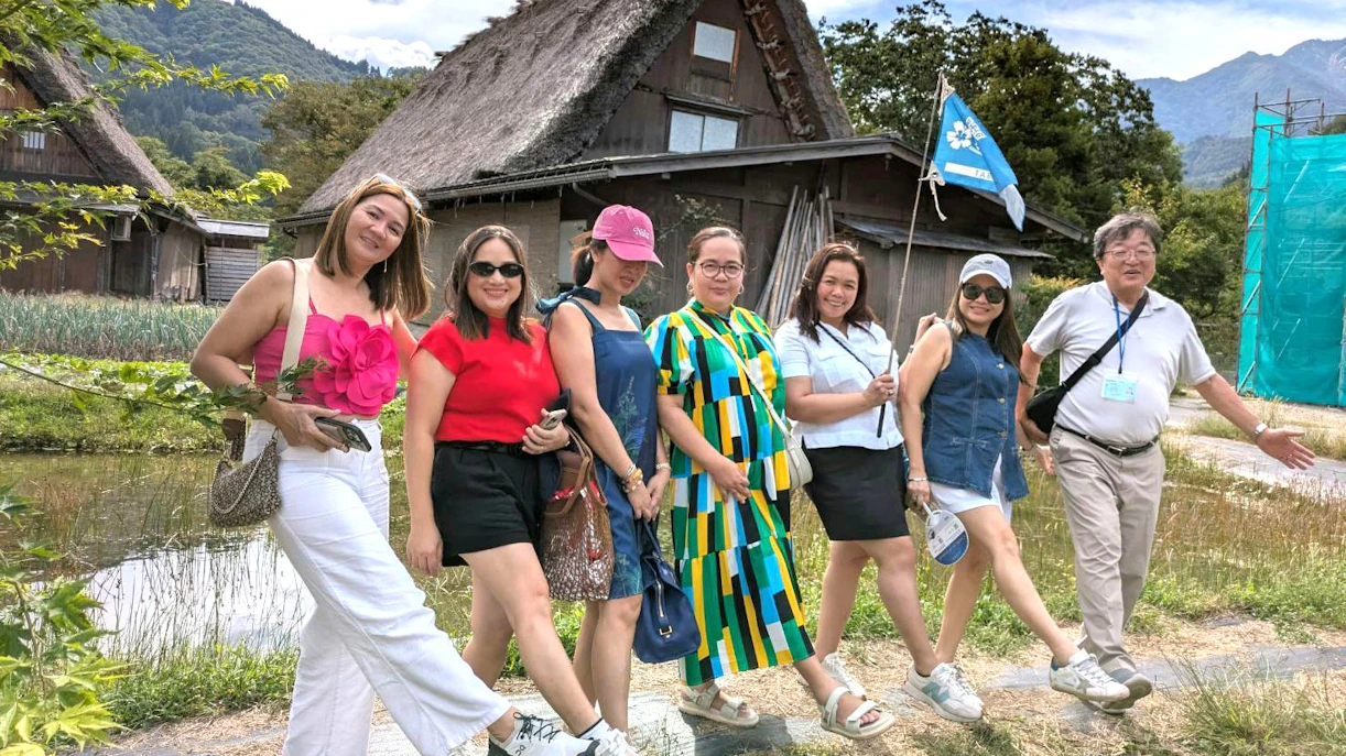 Tourists with guide at Shirakawa-go