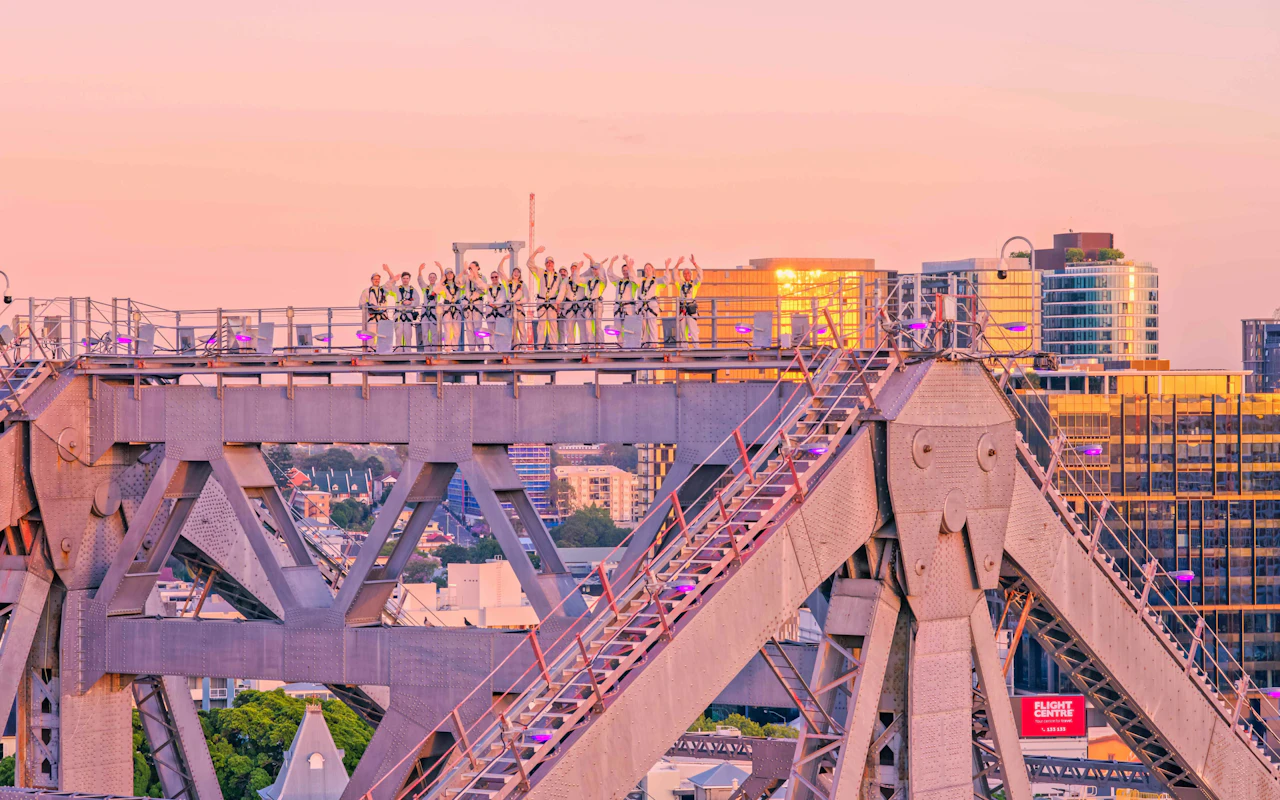 Salita avventurosa sul Ponte della Storia — 4