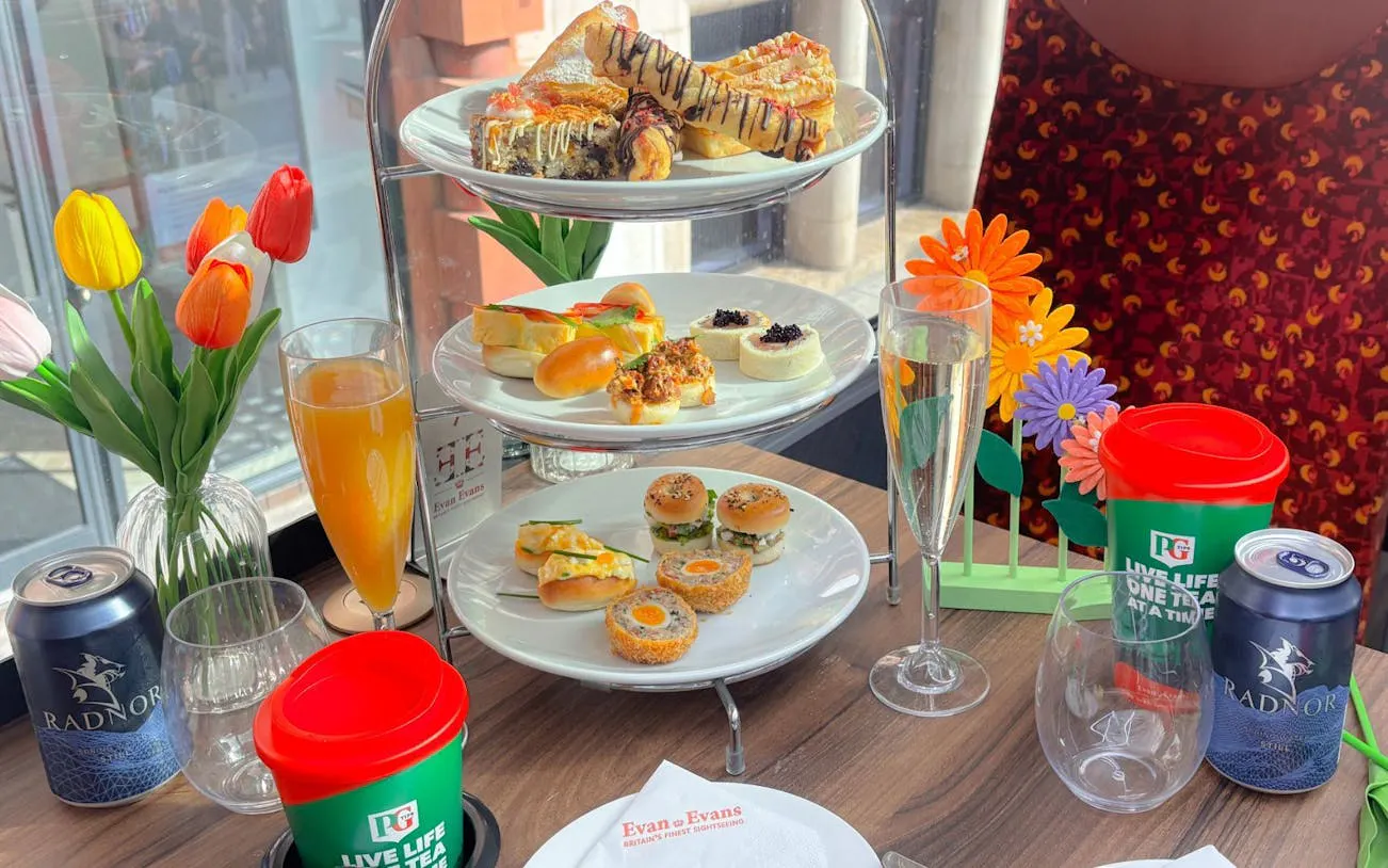 London Sightseeing Guided Bus Tour with Brunch, Prosecco, and Premium Seating Image 9