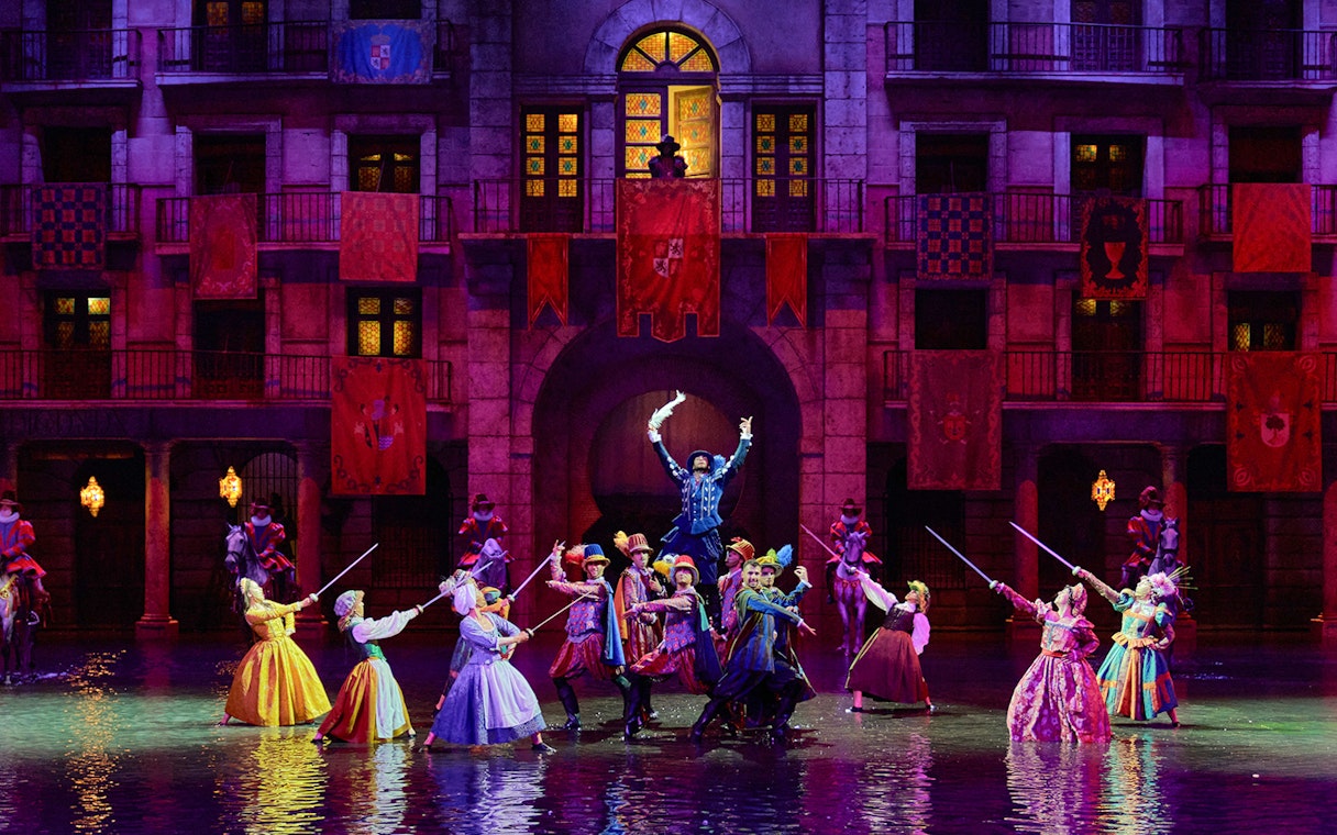 Performers in historical costumes with swords at Puy du Fou España's A Pluma y Espada show.