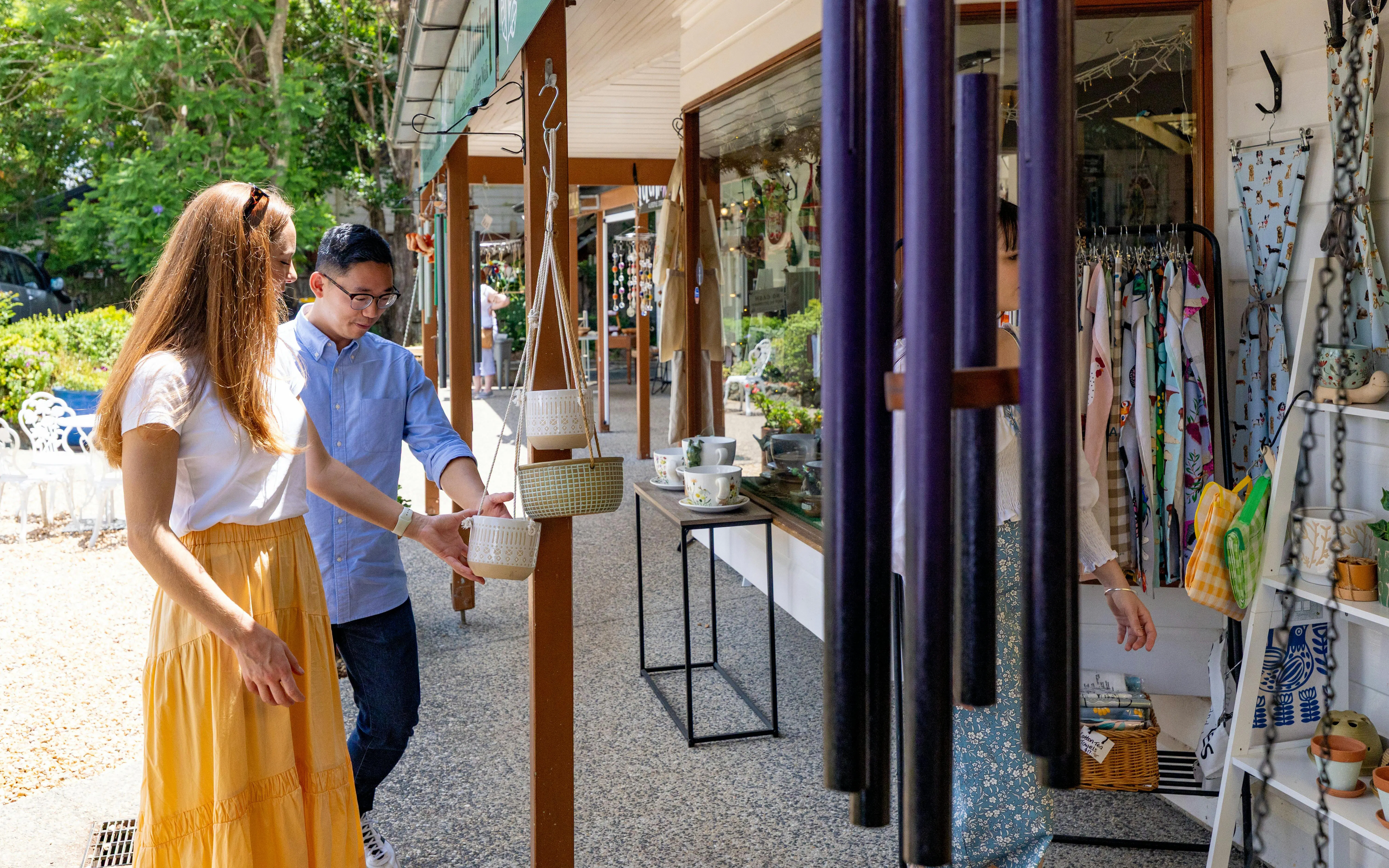 Couple exploring local shops on Tamborine Mountain tour.