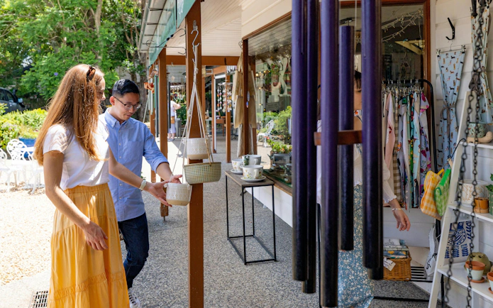 Couple exploring local shops on Tamborine Mountain tour.