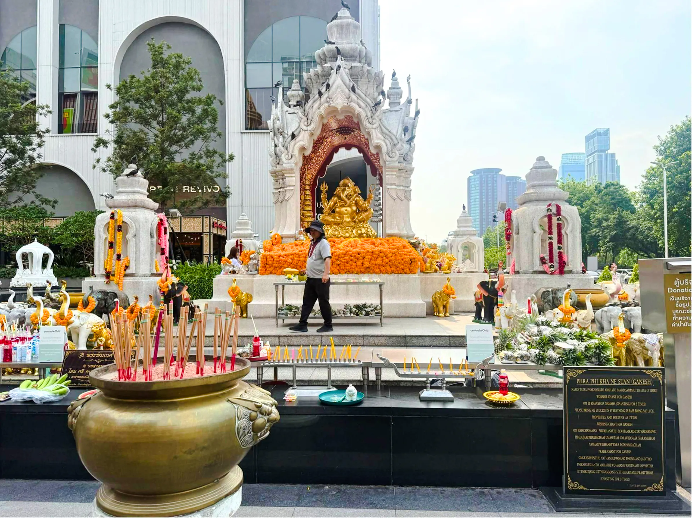 Bangkok Small-Group Hindu Shrines Walking Tour Image 12