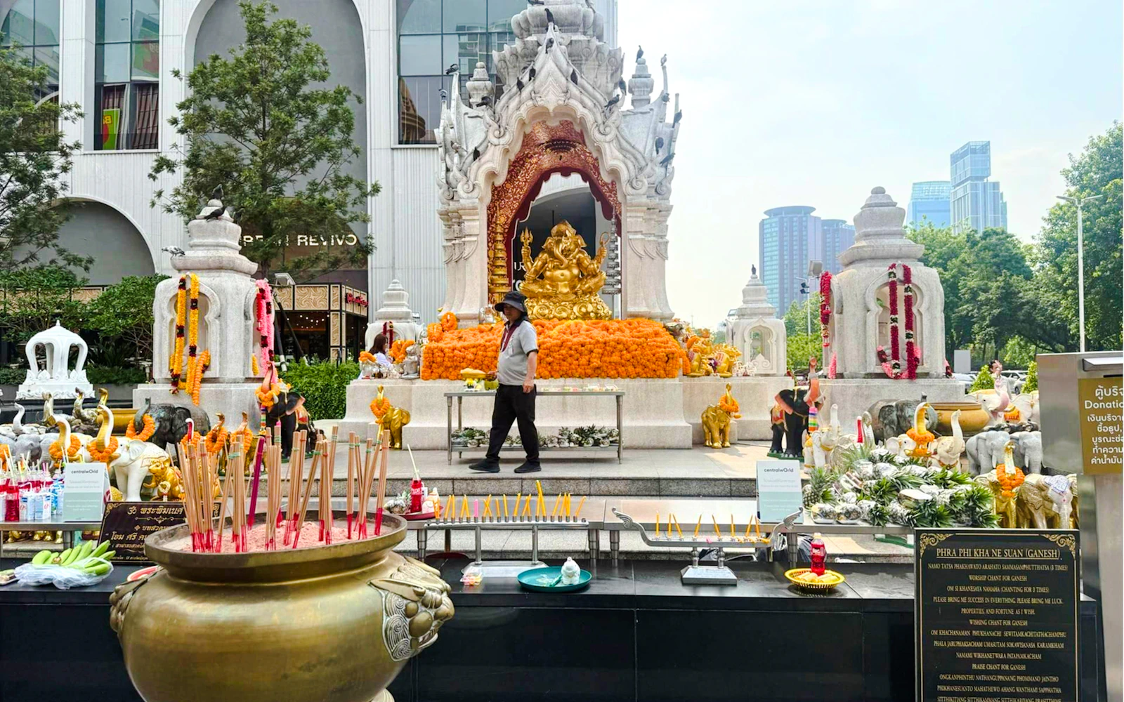 Bangkok Small-Group Hindu Shrines Walking Tour Image 12