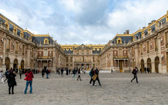 visite guidée en petit groupe avec accès coupe-file au château et aux jardins de versailles, avec trajet aller-retour en train depuis paris-7