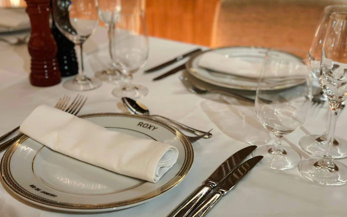 Elegant table setting at Roxy Dinner Show, Rio de Janeiro.