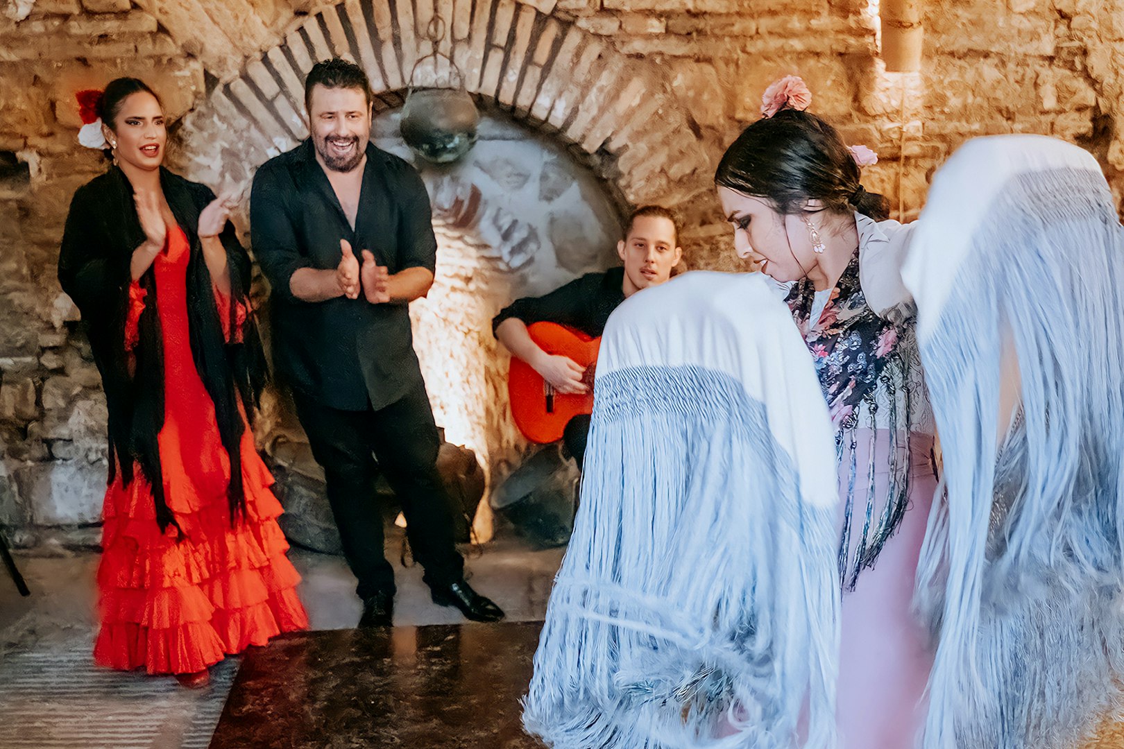 Flamenco performance at Tablao en Baños Árabes de Santa María with dancers and guitarist.