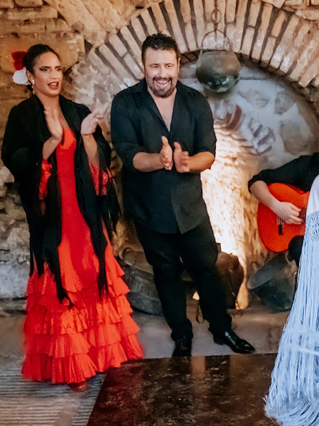 Flamenco performance at Tablao en Baños Árabes de Santa María with dancers and guitarist.