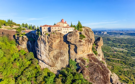 From Athens: Meteora Monasteries & Caves Full-Day Trip with Lunch
