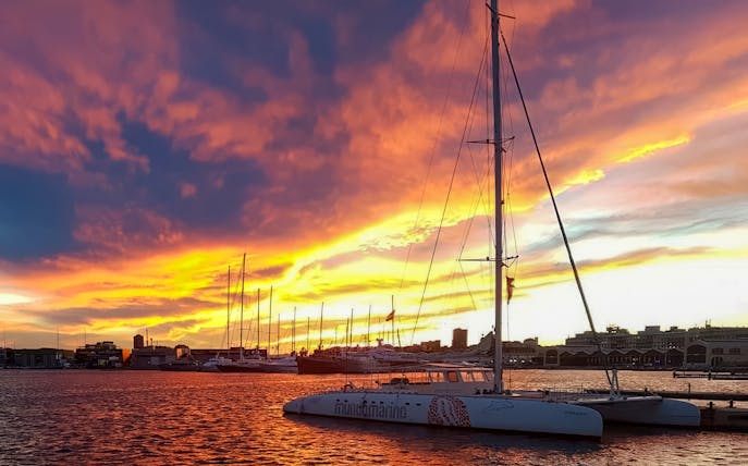 Catamarán en el puerto de Valencia al atardecer.