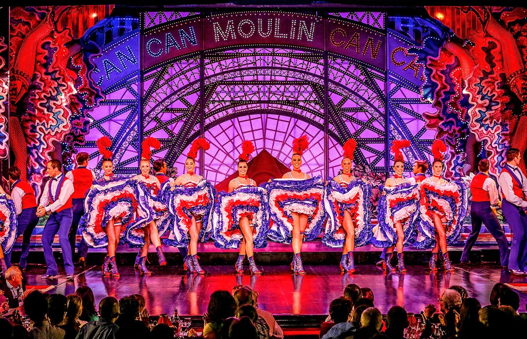 Artistas del cabaret Moulin Rouge en el escenario en París, Francia.