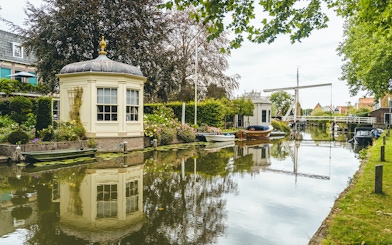 Canal view with historic buildings and boats in Edam, Netherlands.