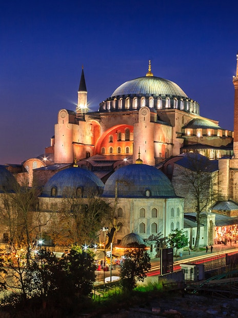 Hagia Sophia illuminated at night, Istanbul, for a historian-guided tour in Spanish.