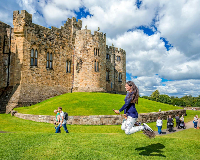 From Edinburgh: Alnwick Castle and Bamburgh Castle Full-Day Tour with Entry