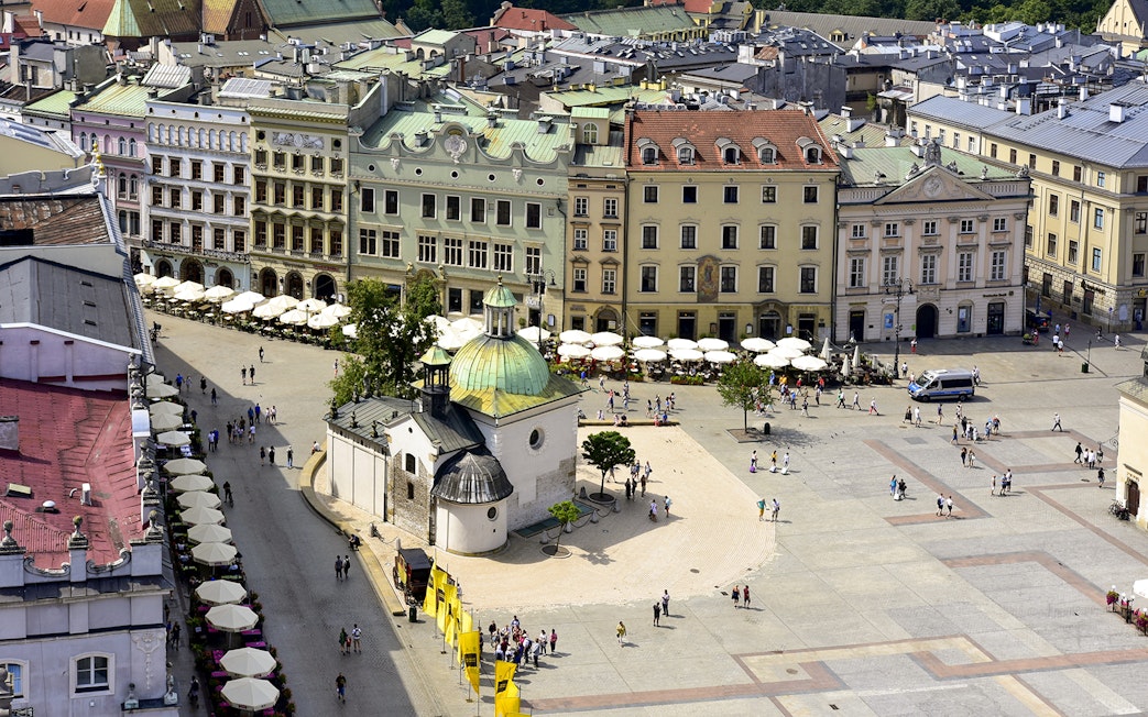 Krakow Old Town square with St. Mary's Basilica and historic buildings.