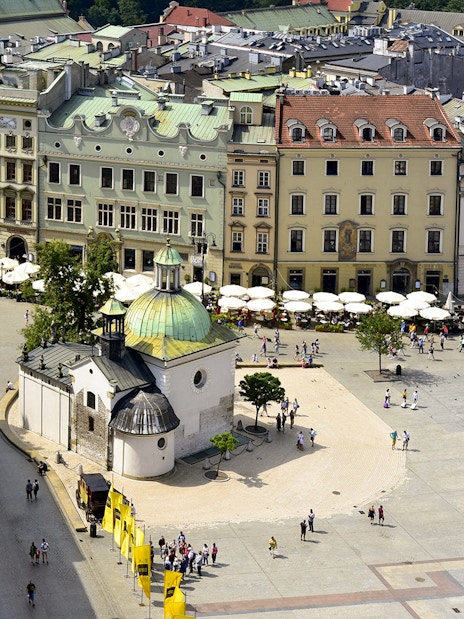 Krakow Old Town square with St. Mary's Basilica and historic buildings.