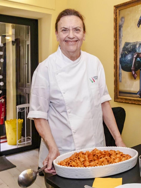 Signora Eliana serving traditional Roman pasta during a Rome food tour.