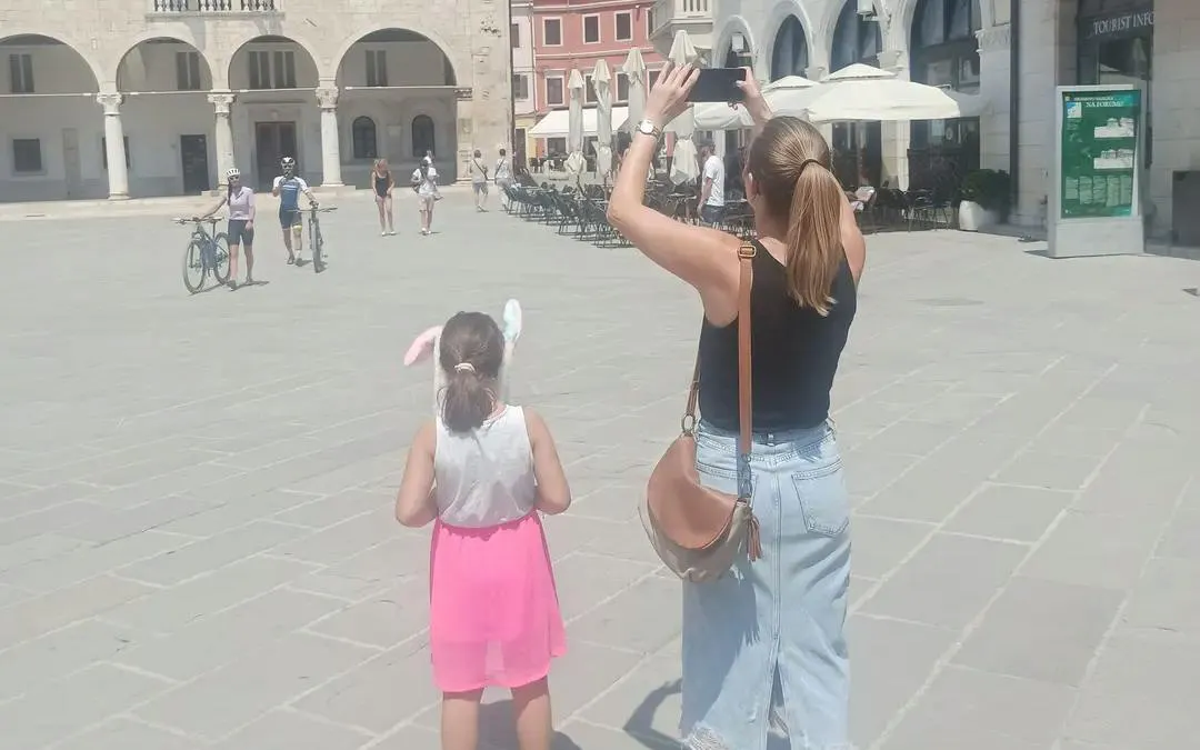 Visitors exploring a historic square in Pula during a self-guided city exploration game.