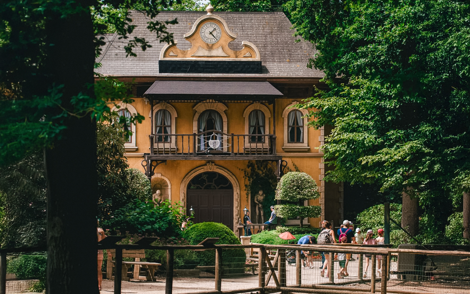 Maison de Houdini au parc Bellewaerde avec des visiteurs explorant les expositions magiques.