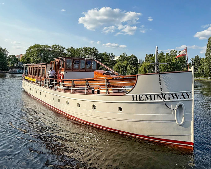 Berlin Spree River Sightseeing Cruise on a Luxury Yacht