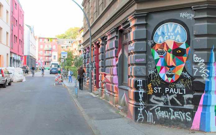 Street art mural in St. Pauli, Hamburg, on a guided culinary food tour route.