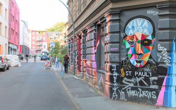 Street art mural in St. Pauli, Hamburg, on a guided culinary food tour route.