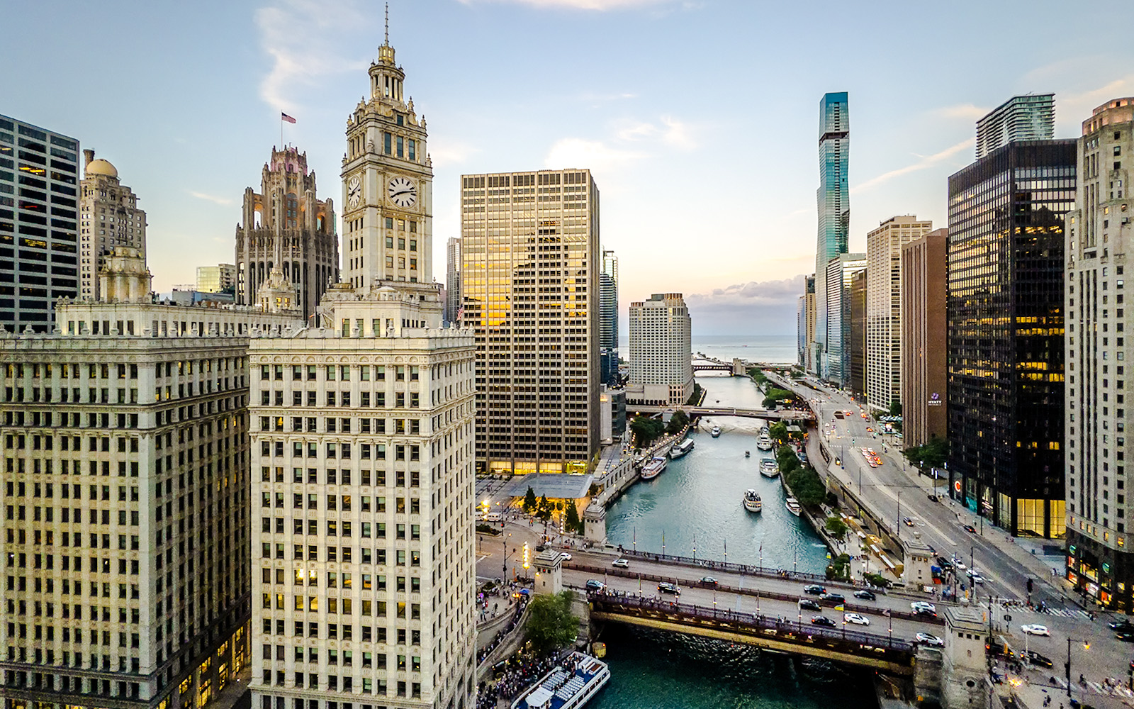 Chicago skyline with Wrigley Building and Chicago River at sunset.