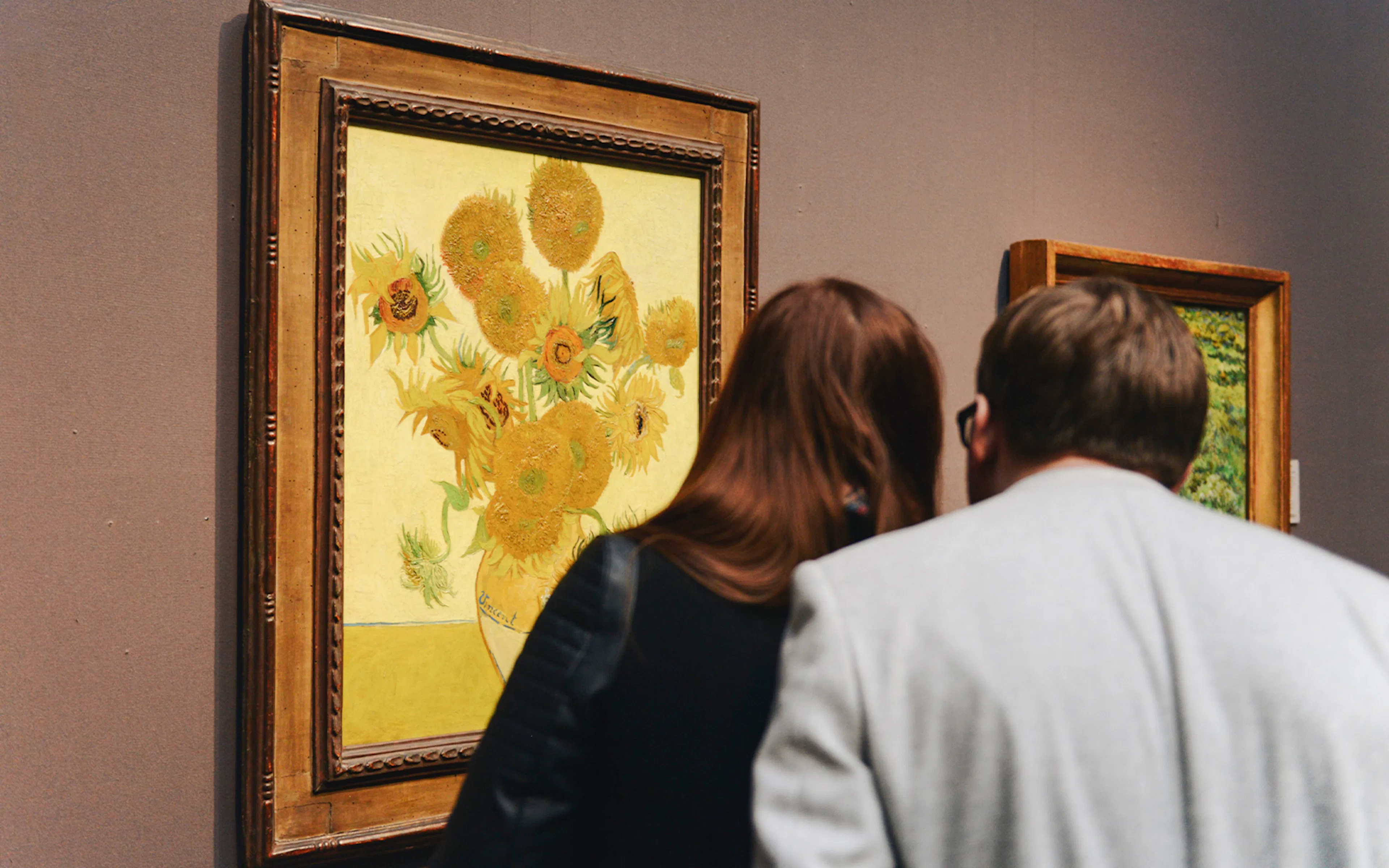 Van Gogh's "Sunflowers" painting in museum gallery.