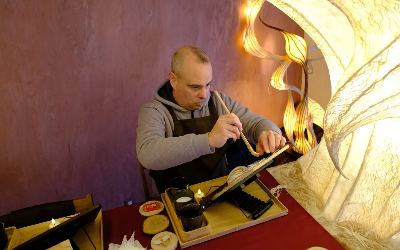 workshop i å lage lamper av osaka-washi-papir sammen med en kunstner, inkludert en drink-6