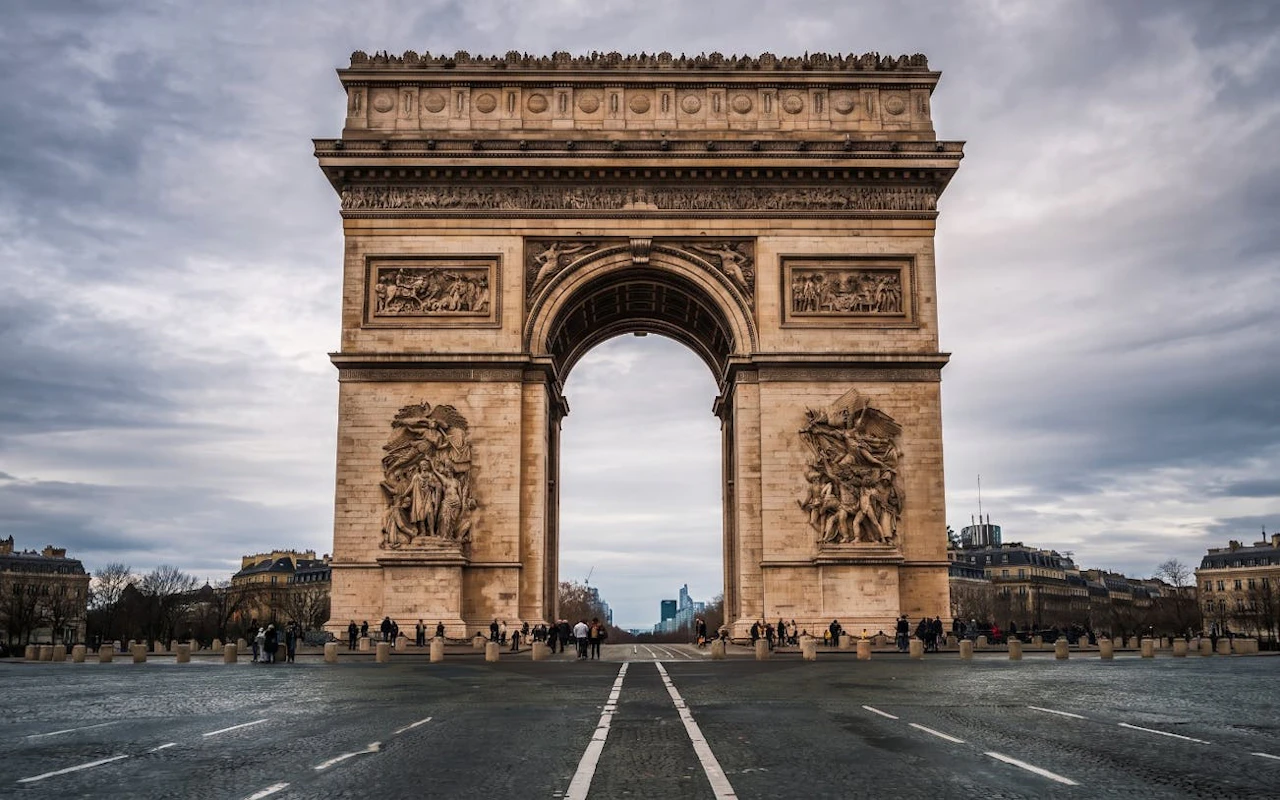 Arc de Triomphe Entry Ticket with Audio Guide and Rooftop Access — 2