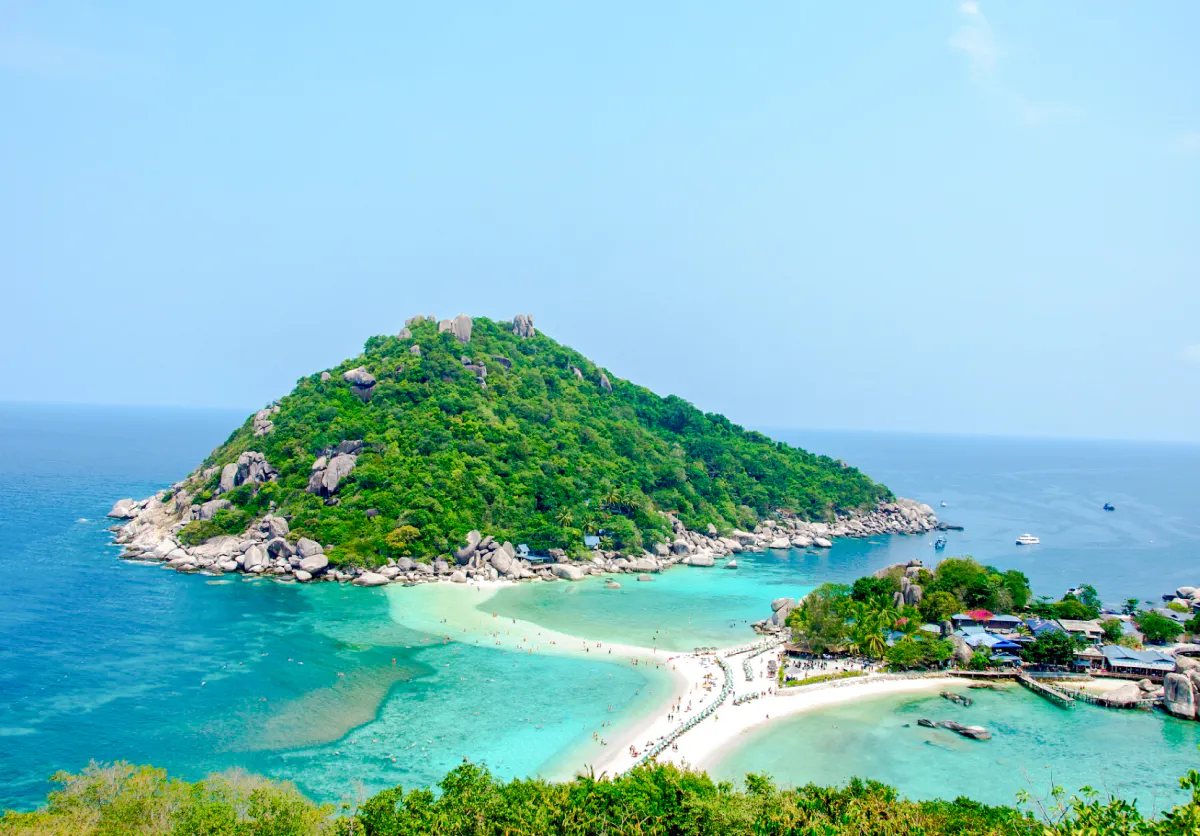 Koh Tao and Nang Yuan islands with clear waters and sandy beaches, viewed from a speedboat tour.