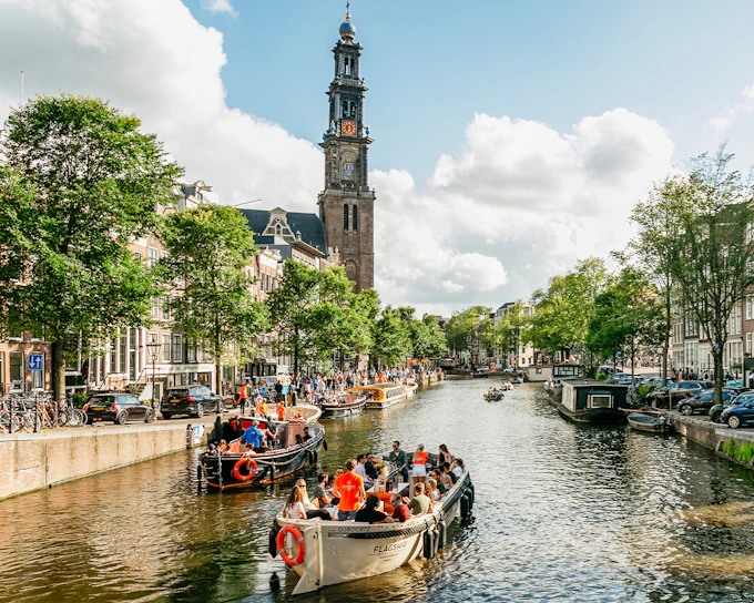 Amsterdam: 1-Hour Luxury Evening Canal Cruise on Saloon Boat with Onboard Bar