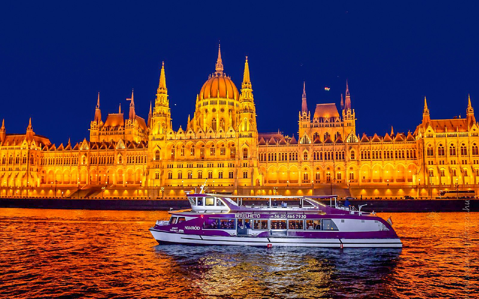 Budapest dinner cruise with live piano battle show on the Danube River.