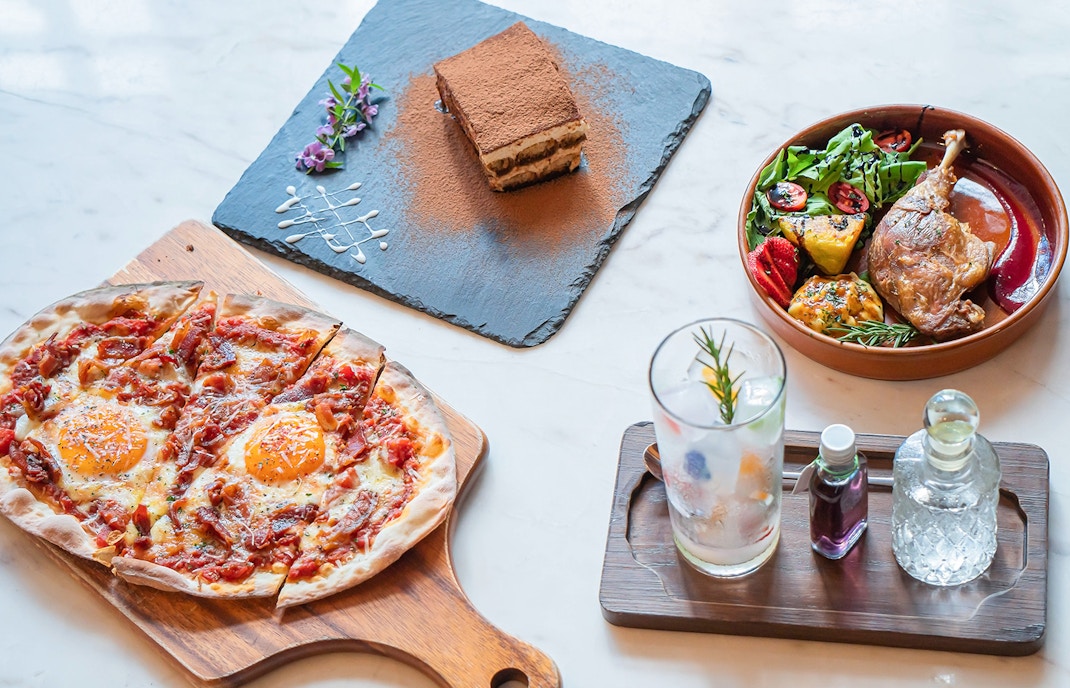 Florence pizza dinner with Italian opera arias concert, featuring a classic Italian setting.