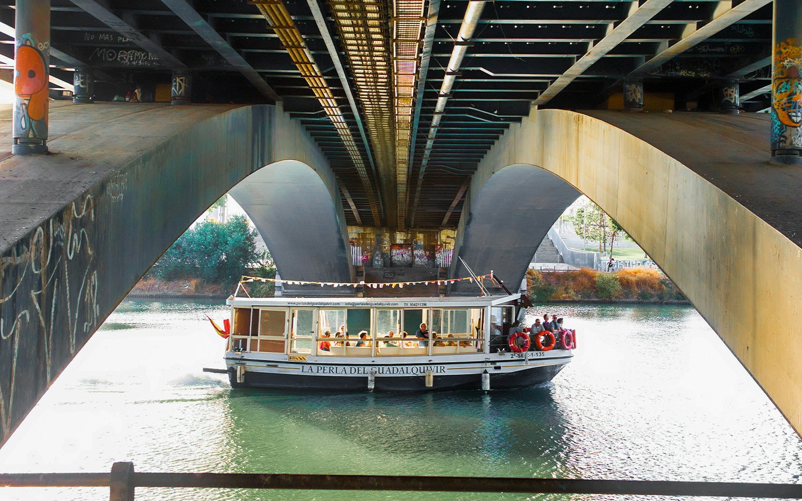 Sevilla sightseeing cruise going from under the bridge