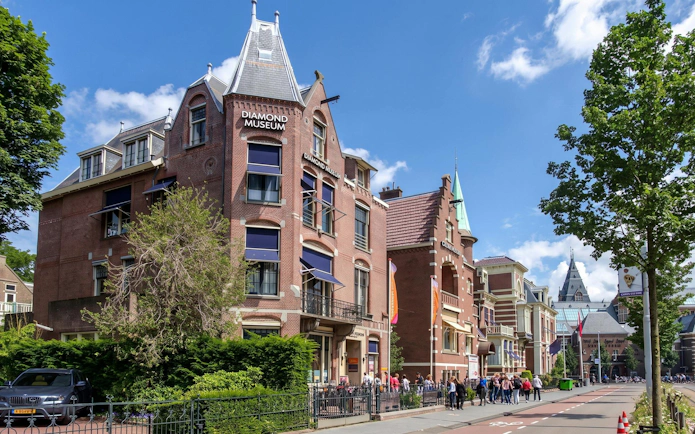 Stichting Diamant Museum Amsterdam exterior with visitors on the street.