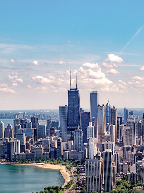 Chicago skyline with Lake Michigan and prominent skyscrapers.