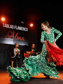 Flamenco dancer performing at Tablao Flamenco Alma in Mallorca with musicians.