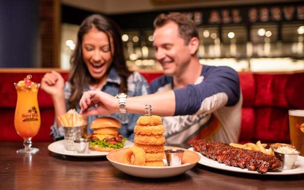 Lunch at Hard Rock Cafe München with burgers, ribs, onion rings, and drinks.