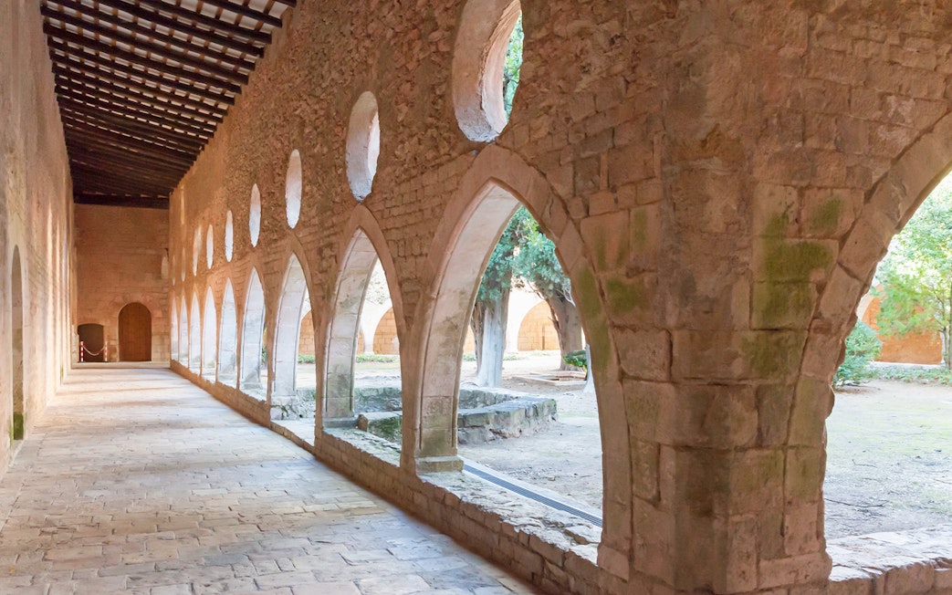 Cloister arches at a historic site in Barcelona, part of Turbopass attractions.