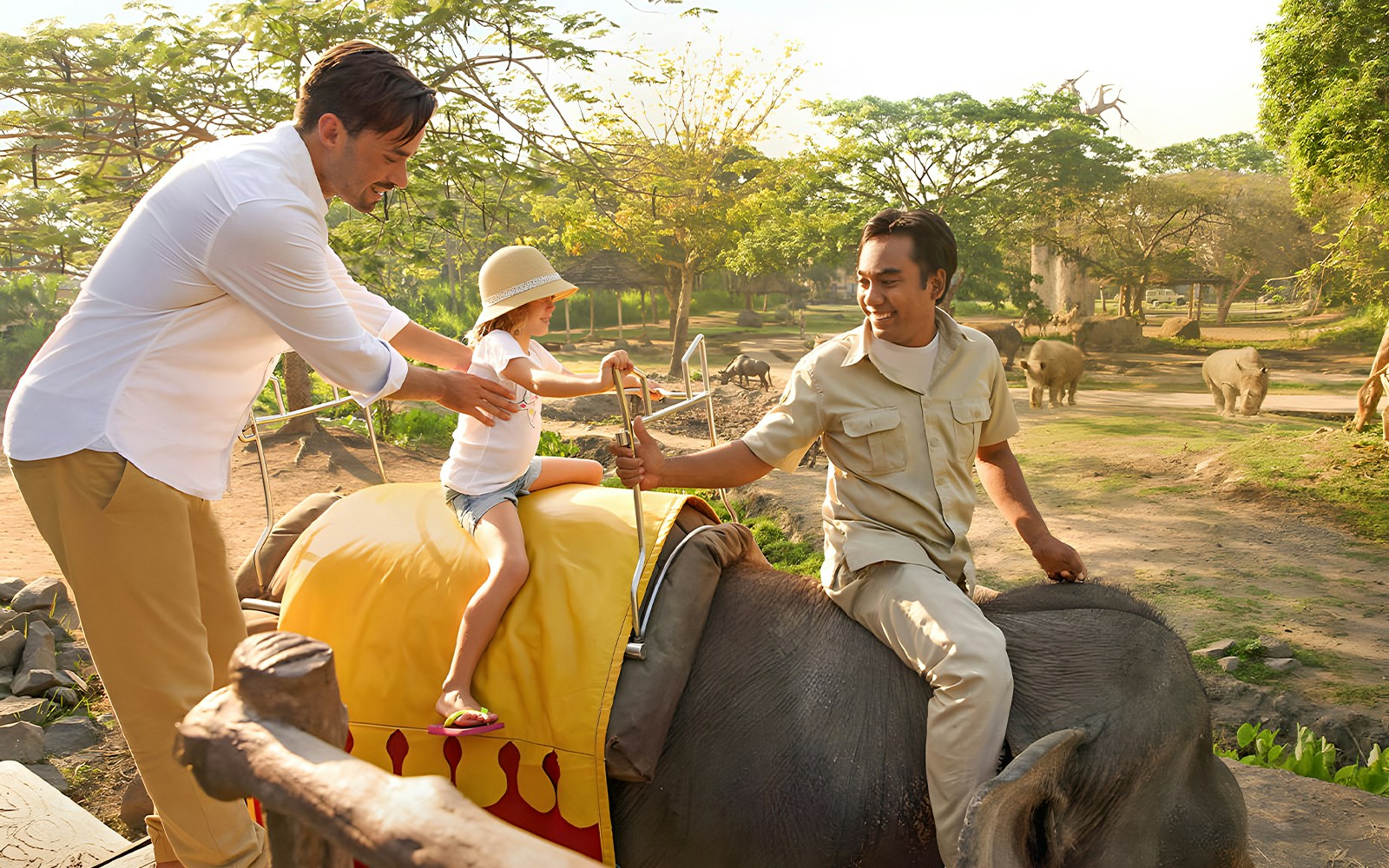 Familie op olifantenrit met gids in Safari World, Bangkok, Thailand