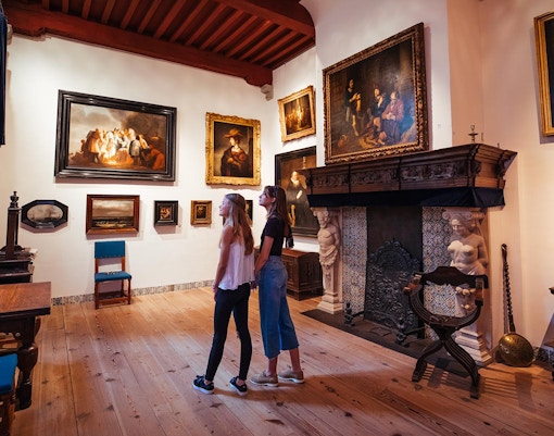 Dos chicas mirando cuadros en la casa museo de Rembrandt