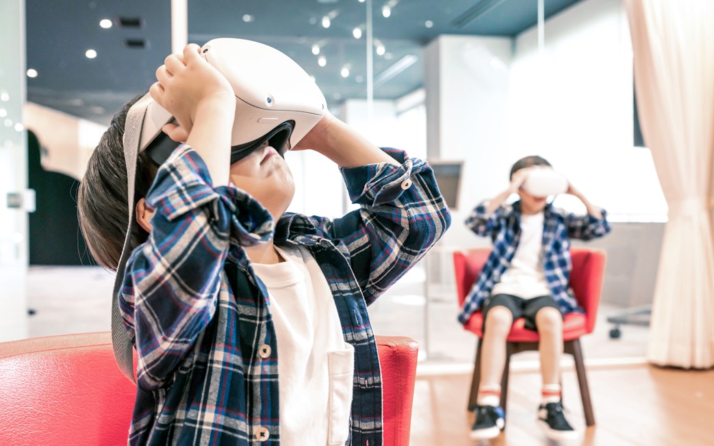 Children experiencing virtual reality at Osaka Koji Kinutani Tenku Art Museum.