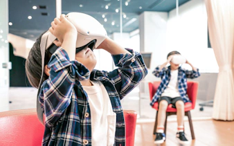 Children experiencing virtual reality at Osaka Koji Kinutani Tenku Art Museum.